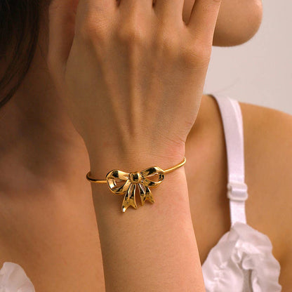 18k Gold Bracelet with Bow Knot Design